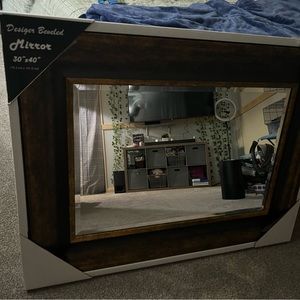 I am selling this mirror, it’s brand new in box